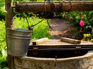 Колодец или скважина: что лучше для водоснабжения загородного дома?
