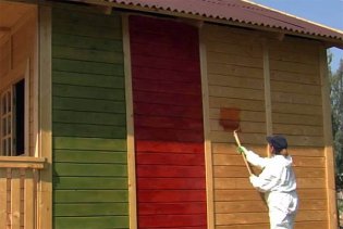 Чем лучше красить деревянный дом