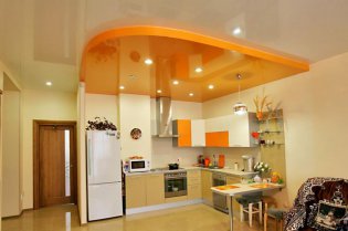 Достоинства использования натяжных конструкций для отделки потолка