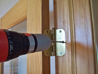 Как отремонтировать деревянные межкомнатные двери